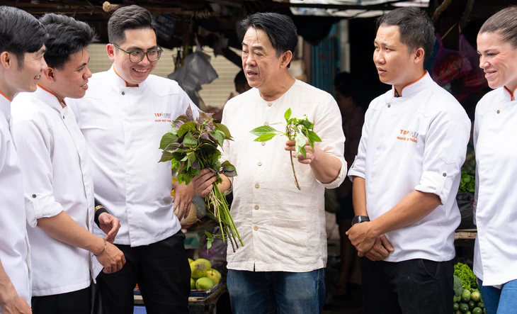 Bún riêu biến tấu thành gỏi cuốn bình dân đến món ăn trên bàn tiệc sang trọng - Ảnh 4.