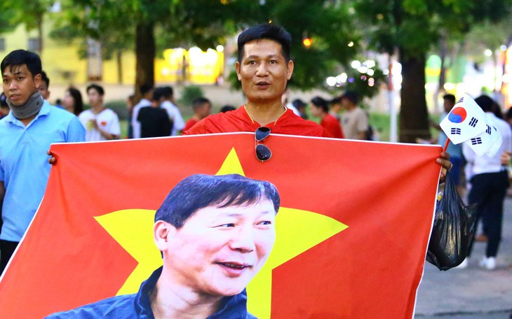 Hình ảnh CĐV Thể Công - Viettel 'cô đơn' trên khán đài gây sốt làng bóng đá quốc tế - Ảnh 3.