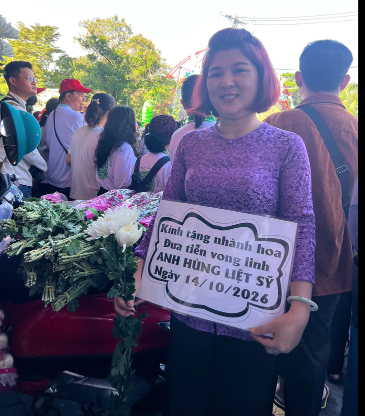 Những đóa hoa gửi tặng linh hồn liệt sĩ - Ảnh 2.