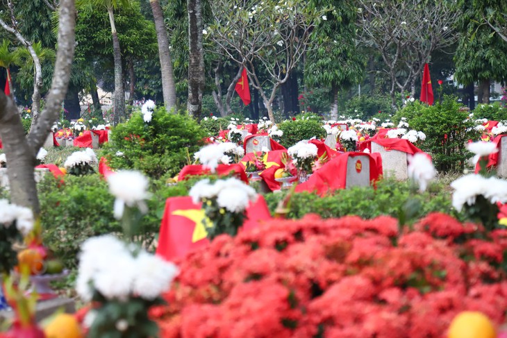 Đêm thứ hai, lòng tri ân vẫn hướng về các liệt sĩ công viên Lê Thị Riêng tại nghĩa trang Liệt sĩ thành phố - Ảnh 11.
