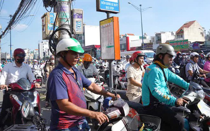Giao thông đường Trường Chinh có phần cải thiện sau điều chỉnh phân làn - Ảnh 2.