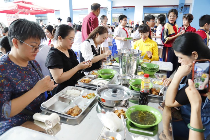 TP.HCM yêu cầu công khai 6 nội dung về bữa ăn bán trú mỗi ngày - Ảnh 1.