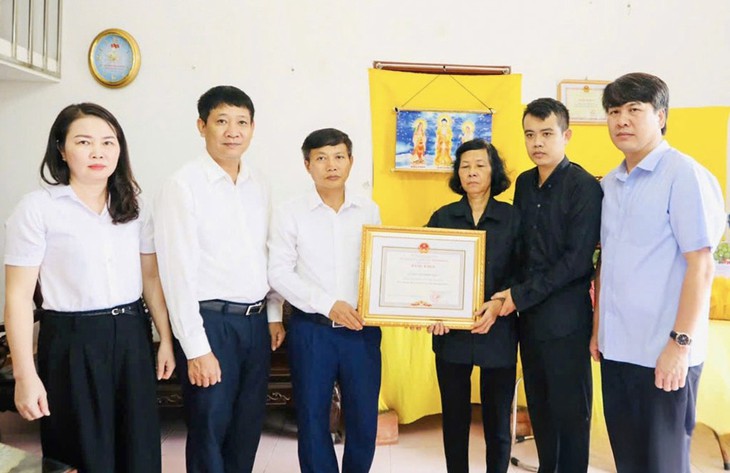 Truy tặng bằng khen người đàn ông quên mình cứu 2 em nhỏ rơi xuống kênh - Ảnh 1.
