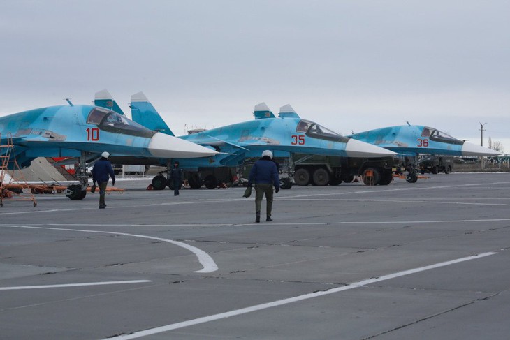 Ukraine tuyên bố nã tên lửa Neptune vào sân bay Nga, 6 máy bay ném bom Su-34M hư hại - Ảnh 1.