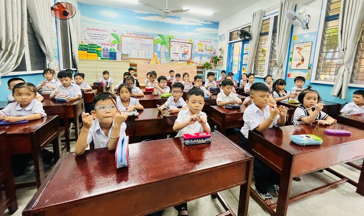 Áp lực tại 'siêu trường' 112 lớp: Giáo viên gồng mình dạy 50 tiết/tuần - Ảnh 3.