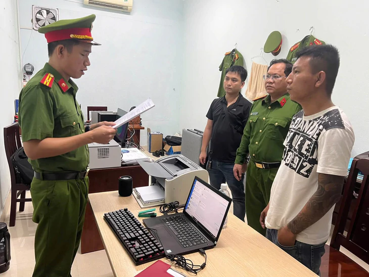 Người đàn ông bị bắt vì sau khi đăng clip bạo lực lên Facebook - Ảnh 1.