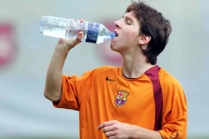 Lộ báo cáo viết tay khuyên Barca không ký Messi - Ảnh 1.