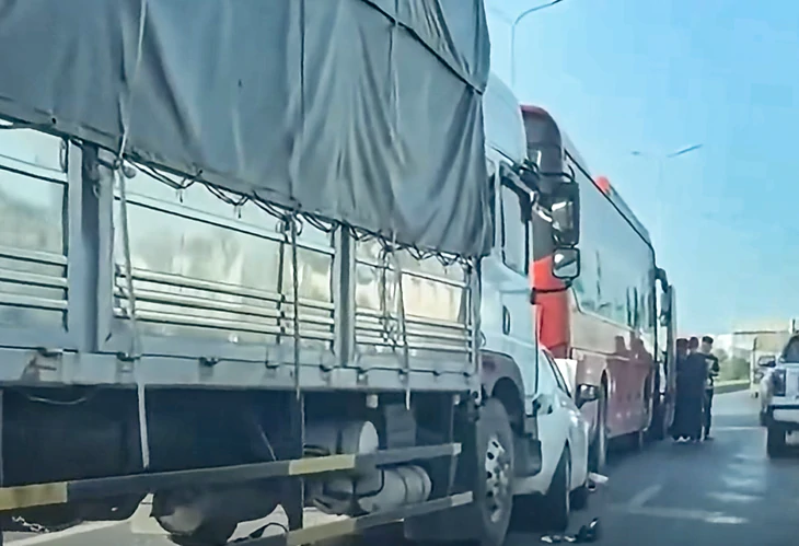 Không giữ khoảng cách an toàn, 7 xe tông liên hoàn trên đường Hà Nội - Bắc Giang - Ảnh 1.
