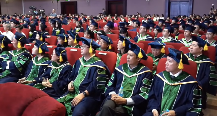 Giáo sư cảnh báo góc khuất nghề y được chia sẻ trở lại, nghề 'không phải để mưu sinh mà là cứu sinh' - Ảnh 3.