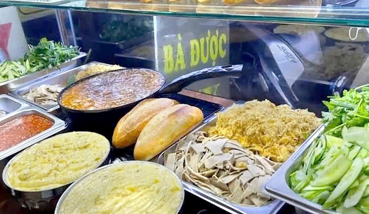 Ăn bánh mì Bà Được, 175 người ngộ độc: Chả, rau, nước sốt, tương ớt, bơ… đều dương tính với vi khuẩn Salmonella - Ảnh 2.