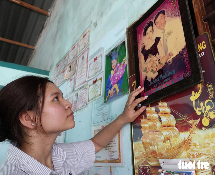 Mẹ mất trong thảm kịch, cha bệnh tâm thần, nữ sinh làm thêm nuôi mình và chọn cửa trường cao đẳng - Ảnh 4.