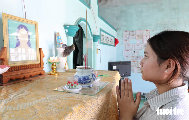 Mẹ mất trong thảm kịch, cha bệnh tâm thần, nữ sinh làm thêm nuôi mình và chọn cửa trường cao đẳng - Ảnh 1.