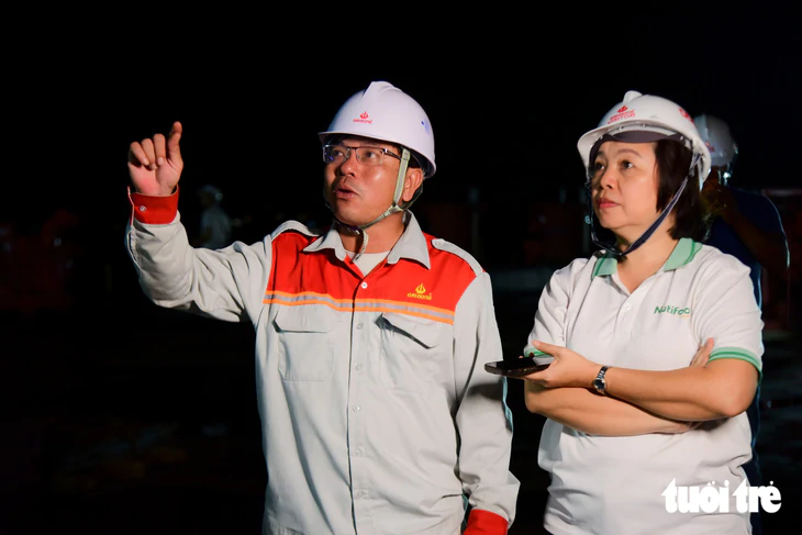 Khoảnh khắc từ căng thẳng đến vỡ oà của hàng trăm công nhân hạ thuỷ vòm thép cầu đi bộ 3.400 tấn - Ảnh 1.