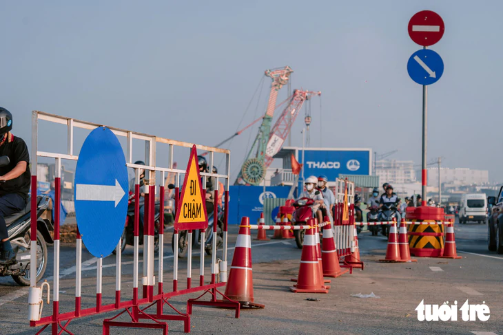 Giao thông đường Trường Chinh có phần cải thiện sau điều chỉnh phân làn - Ảnh 2.