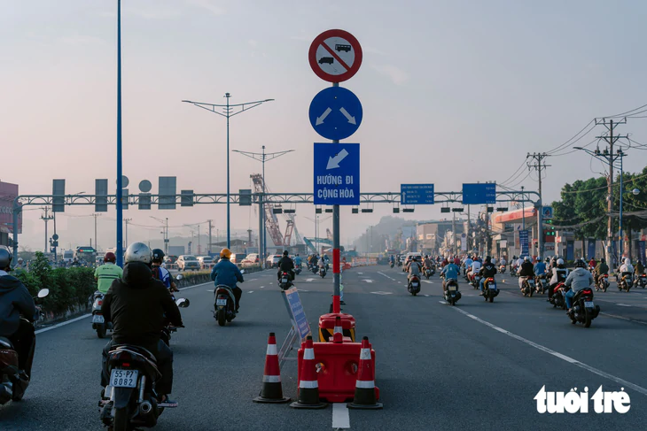 Giao thông đường Trường Chinh có phần cải thiện sau điều chỉnh phân làn - Ảnh 3.