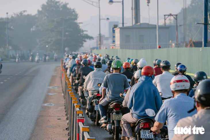 Giao thông đường Trường Chinh có phần cải thiện sau điều chỉnh phân làn - Ảnh 7.