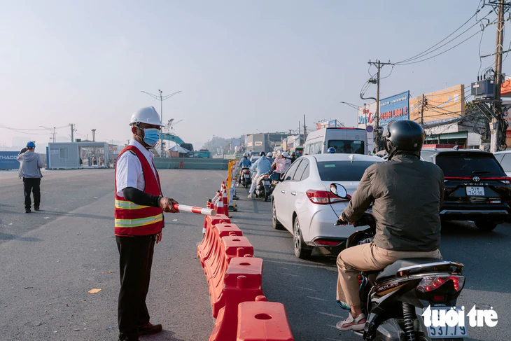 Giao thông đường Trường Chinh có phần cải thiện sau điều chỉnh phân làn - Ảnh 11.