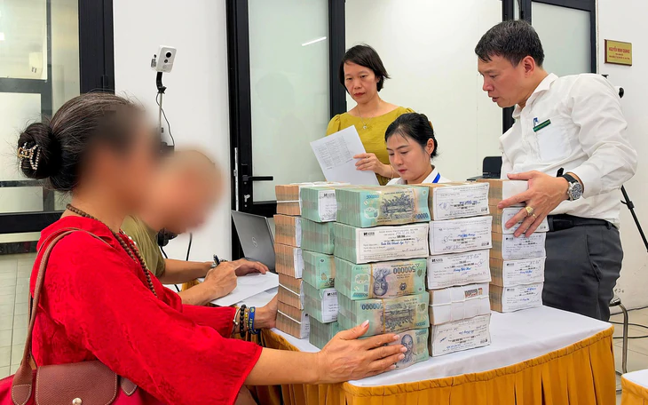 Vì sao người Hà Nội nhận cả bao tải tiền mặt khi được bồi thường, không chuyển khoản? - Ảnh 2.