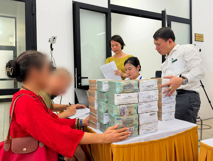 Có hộ dân nhận 15 tỉ đồng bồi thường mở rộng quốc lộ 1, tiền xếp thành từng chồng cao - Ảnh 3.