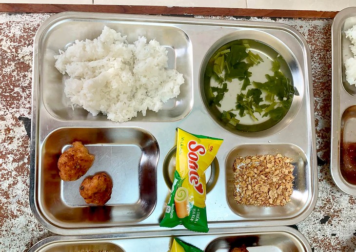 Khay cơm bán trú chỉ có ít muối lạc, 2 miếng thịt viên, xã ở Phú Thọ báo cáo gì? - Ảnh 2.