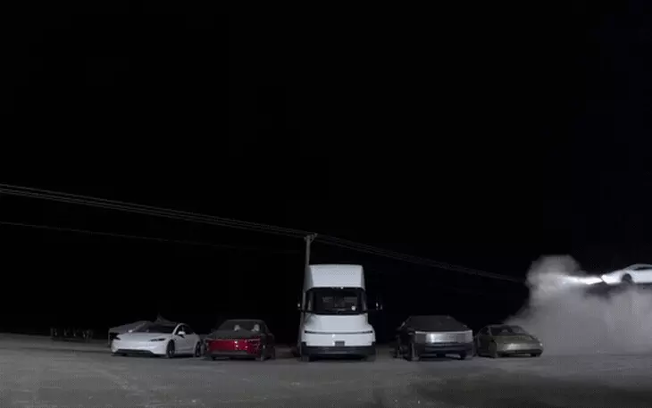 Tesla Roadster biết bay, nhưng nghe Elon Musk nói thì người 'liều' mới dám mua - Ảnh 5.
