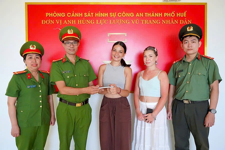 Bắt hai người cướp giật điện thoại của nữ du khách Ý - Ảnh 3.