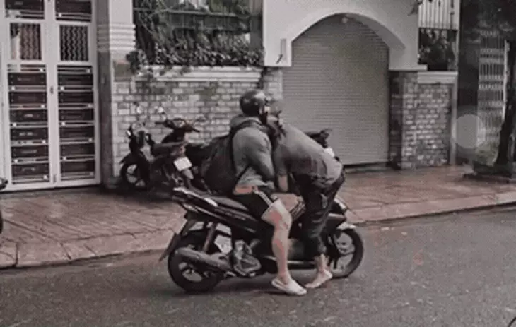 Công an xác minh vụ người đàn ông bị đánh chảy máu đầu nghi do nhắc người khác dừng bấm còi - Ảnh 1.