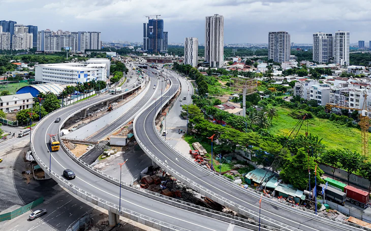 Tăng trưởng cao nhưng chưa vững chắc, TP.HCM, Hà Nội, Hải Phòng, Đồng Nai dự kiến không đạt - Ảnh 3.