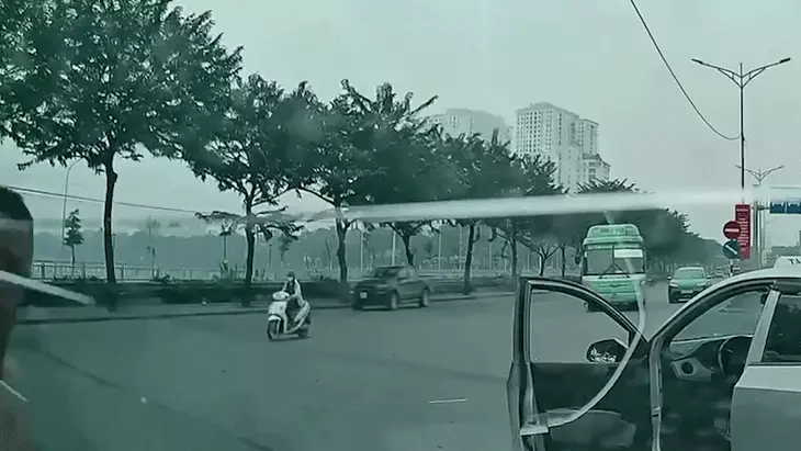 Chặn đầu ô tô rồi dùng thanh sắt đập phá, người đàn ổng bị tạm giữ - Ảnh 1.