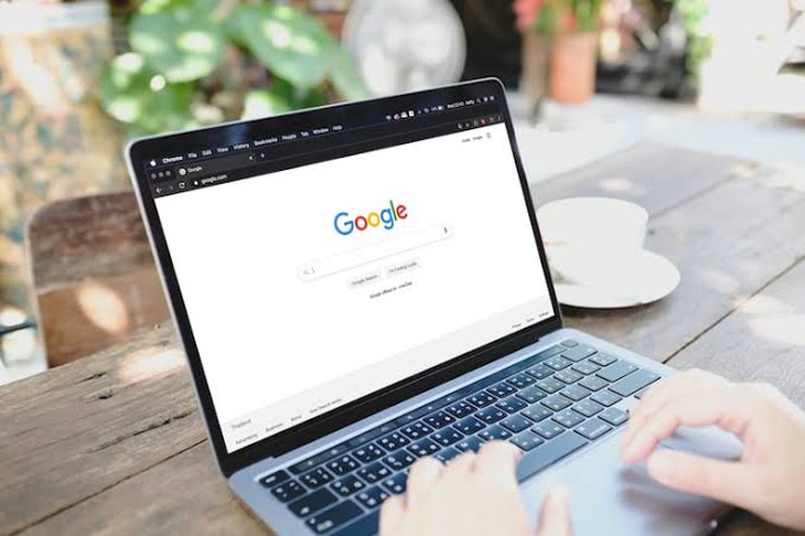 Lượt truy cập báo chí giảm 40%, Google điều chỉnh kết quả tìm kiếm AI - Ảnh 1.