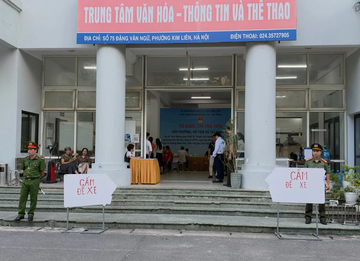Có hộ dân nhận 15 tỉ đồng bồi thường mở rộng quốc lộ 1, tiền xếp thành từng chồng cao - Ảnh 1.