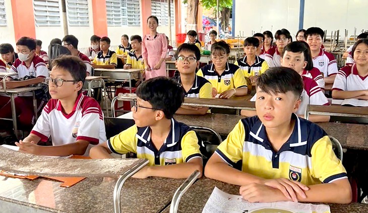 Áp lực tại 'siêu trường' 112 lớp: Giáo viên gồng mình dạy 50 tiết/tuần - Ảnh 2.