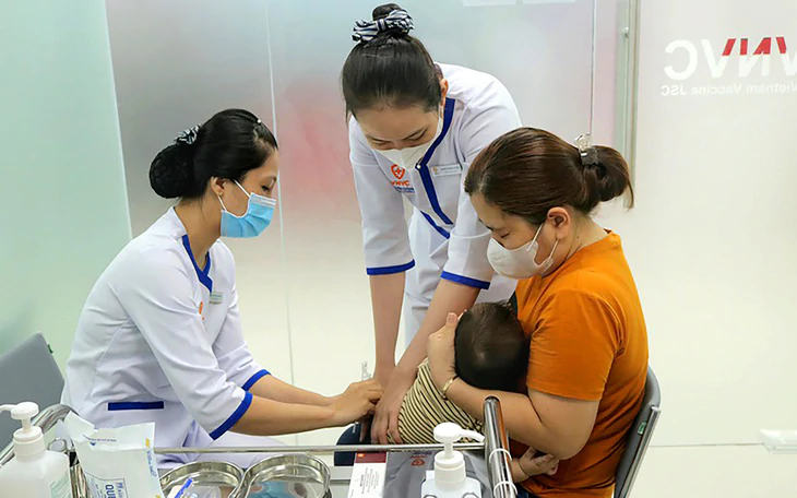 Bác sĩ giải thích vì sao vi rút đường hô hấp làm tăng khả năng lây truyền bệnh não mô cầu?  - Ảnh 2.