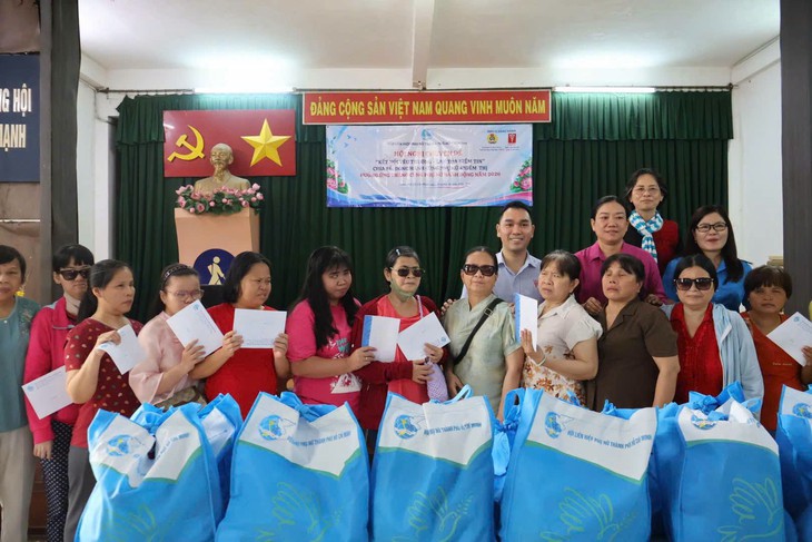 Phụ nữ TP.HCM lan tỏa yêu thương, chung tay xây dựng môi trường sống an toàn - Ảnh 1.