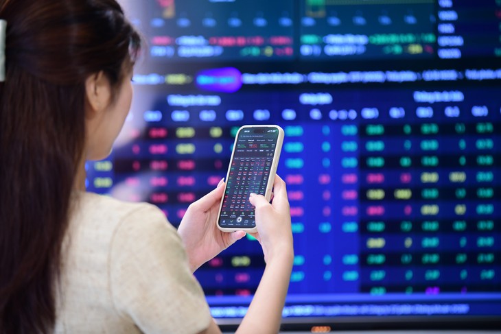 Sắc xanh lan tỏa kéo VN-Index tăng 7 điểm, thanh khoản vẫn èo uột - Ảnh 1.