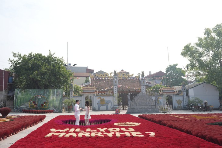 Chàng trai Philippines ‘xếp’ tăm hương Quảng Phú Cầu thành dòng chữ ‘will you marry me’ - Ảnh 2.