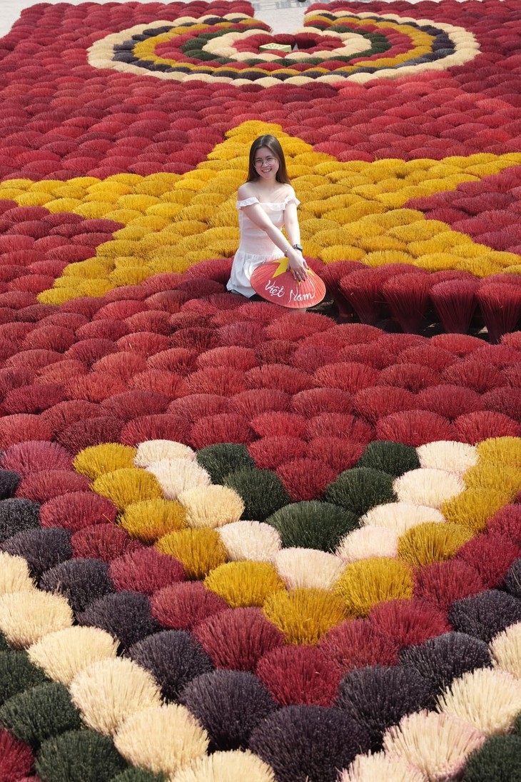 Chàng trai Philippines ‘xếp’ tăm hương Quảng Phú Cầu thành dòng chữ ‘will you marry me’ - Ảnh 5.