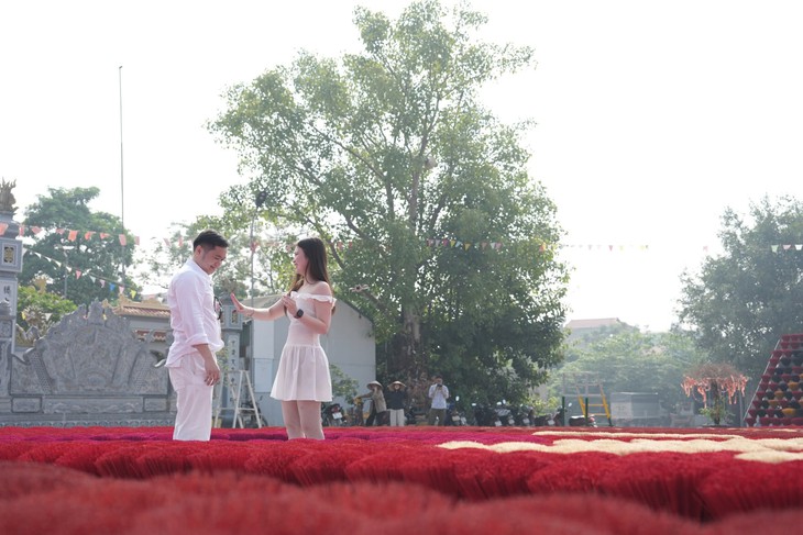 Chàng trai Philippines ‘xếp’ tăm hương Quảng Phú Cầu thành dòng chữ ‘will you marry me’ - Ảnh 4.