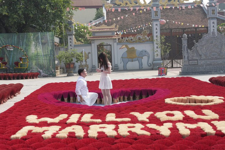 Chàng trai Philippines ‘xếp’ tăm hương Quảng Phú Cầu thành dòng chữ ‘will you marry me’ - Ảnh 1.