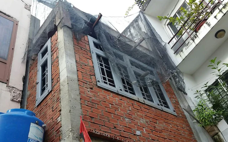 Chủ nhà ích kỷ khi để máng xối đổ nước ra đường - Ảnh 3.