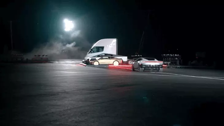 Tesla Roadster biết bay, nhưng nghe Elon Musk nói thì người 'liều' mới dám mua - Ảnh 3.