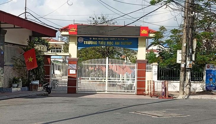 Công an bước đầu xác định nam sinh lớp 1 tử vong do ngã từ ghế đá sau giờ tan học - Ảnh 1.