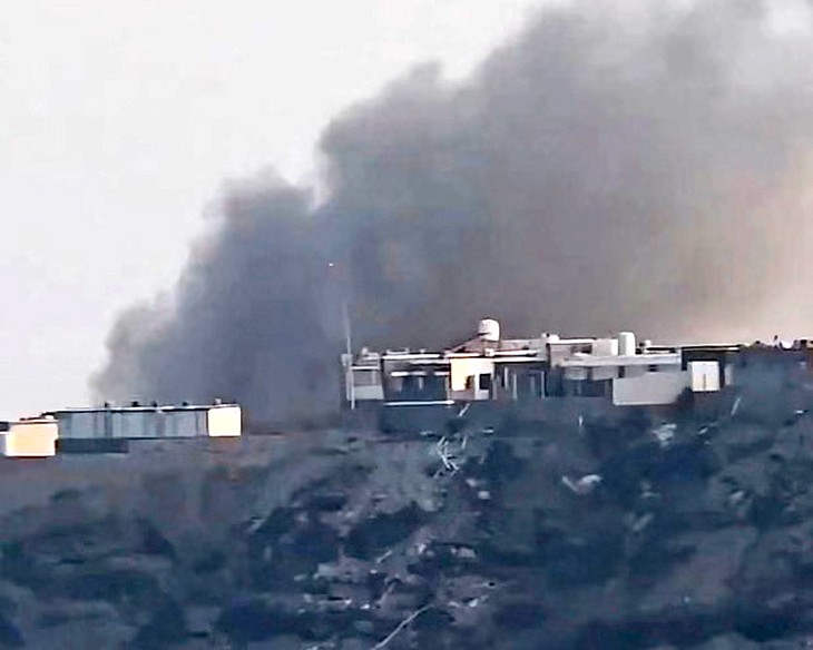 Khoảnh khắc Dinh Tổng thống Yemen trúng tên lửa Houthi - Ảnh 2.