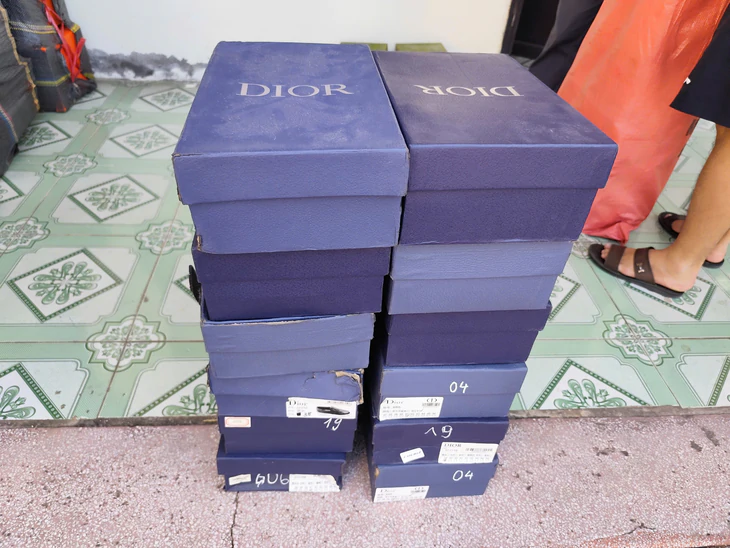 Khởi tố chủ cửa hàng 'Dương Dolce' bán giày dép, quần áo giả mạo Hermès, Dior, Gucci - Ảnh 3.