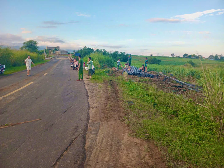 Lật xee đầu kéo lật ngửa vào rạng sáng, 2 người tử vong - Ảnh 1.