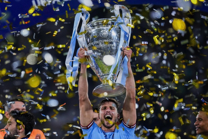 Diễn viên hài gợi ý nung chảy cúp vô địch của Man City chia cho đối thủ - Ảnh 1.