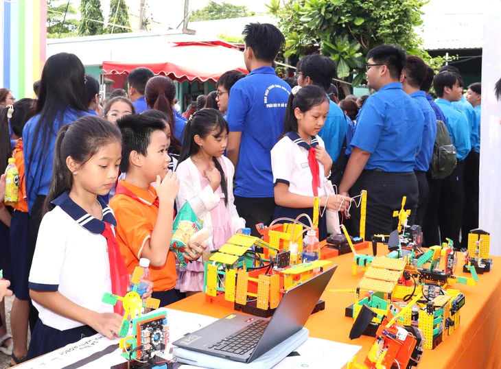 Ra mắt ứng dụng SOS khu phố Tăng Nhơn Phú, trải ngiệm Trạm Công dân số - Ảnh 3.