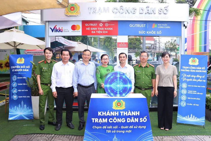 Ra mắt ứng dụng SOS khu phố Tăng Nhơn Phú, trải ngiệm Trạm Công dân số - Ảnh 1.