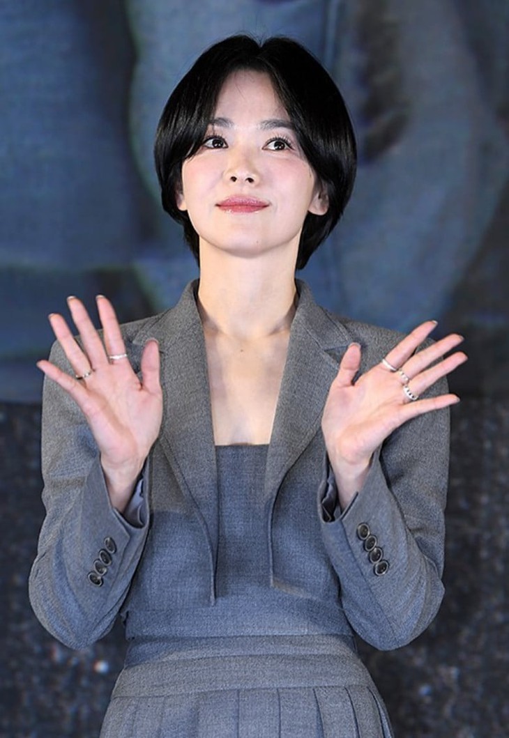 8 phong cách thời trang của Song Hye Kyo, khẳng định vị thế nữ hoàng tối giản thanh lịch - Ảnh 3.