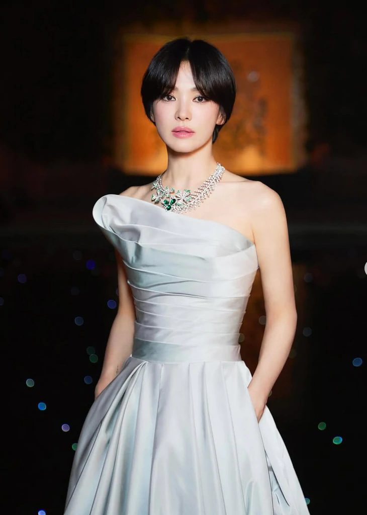 8 phong cách thời trang của Song Hye Kyo, khẳng định vị thế nữ hoàng tối giản thanh lịch - Ảnh 4.